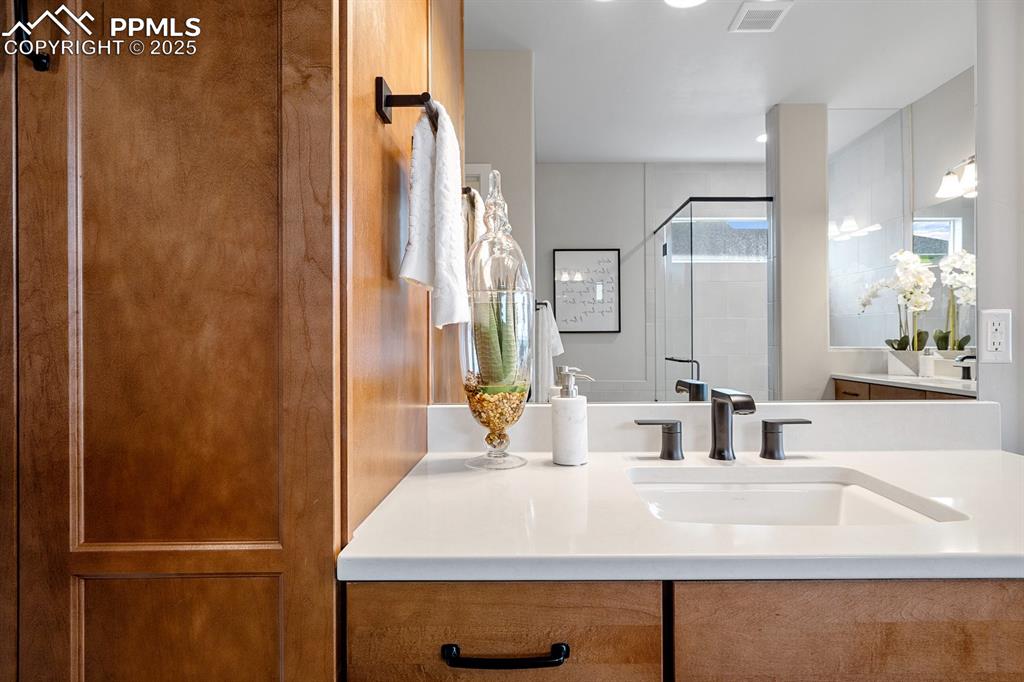 Image 18 of 48: Bathroom