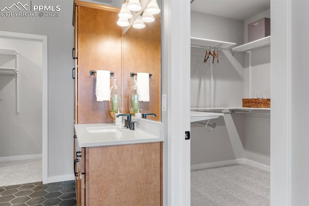 Image 19 of 48: Bathroom