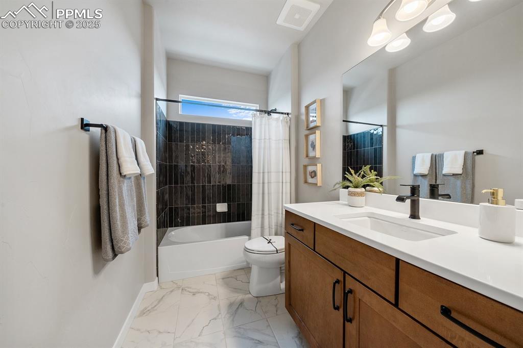 Image 20 of 48: Bathroom