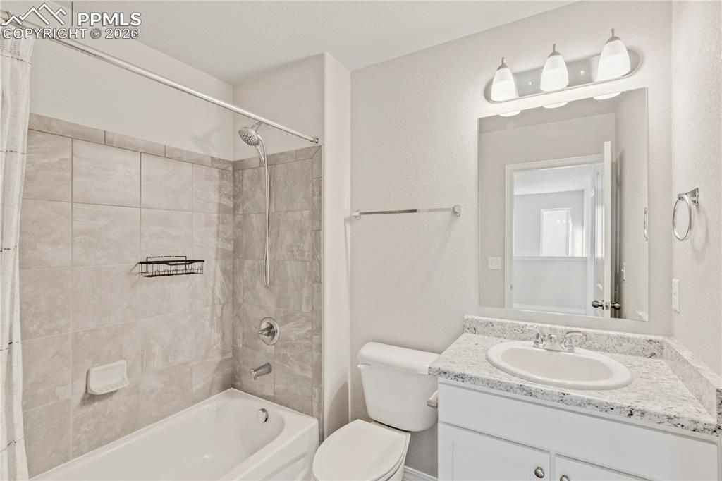 Image 27 of 42: Bathroom