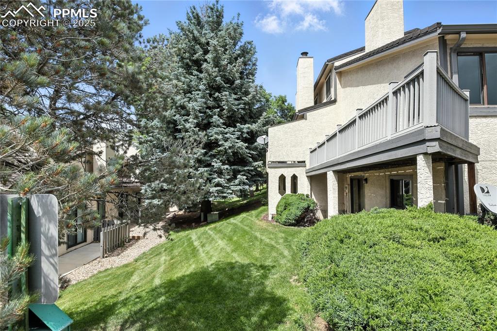 Image 27 of 34: Yard