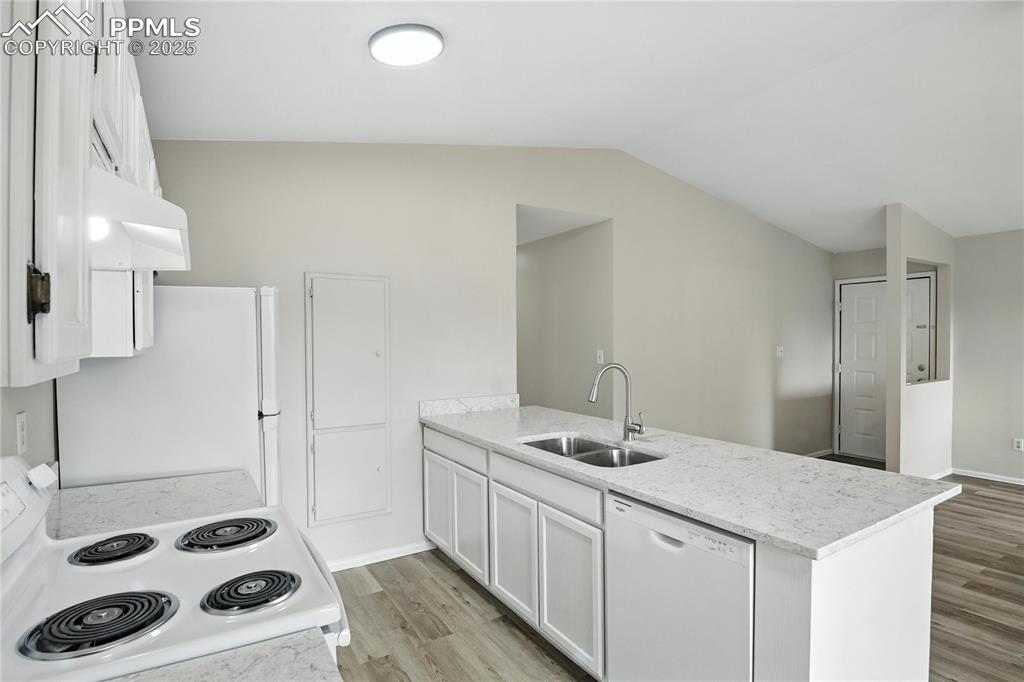 Image 4 of 34: Kitchen