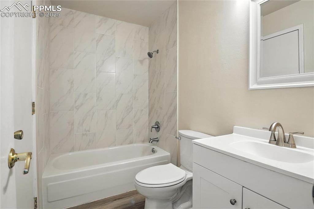 Image 5 of 34: Bathroom