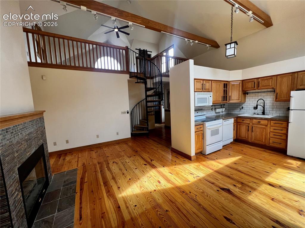 Image 11 of 45: Custom Cottage: Great room with vaulted ceilings, HW floors, slate tiled g