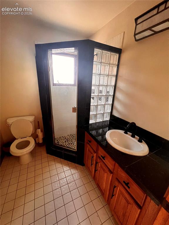 Image 20 of 45: Custom Cottage: 3/4 Bath is right off the main level bedroom