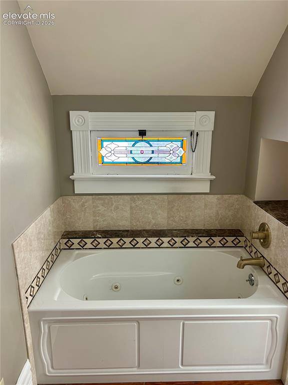 Image 37 of 45: Main House/602: Upstairs 4 piece bathroom with jetted tub