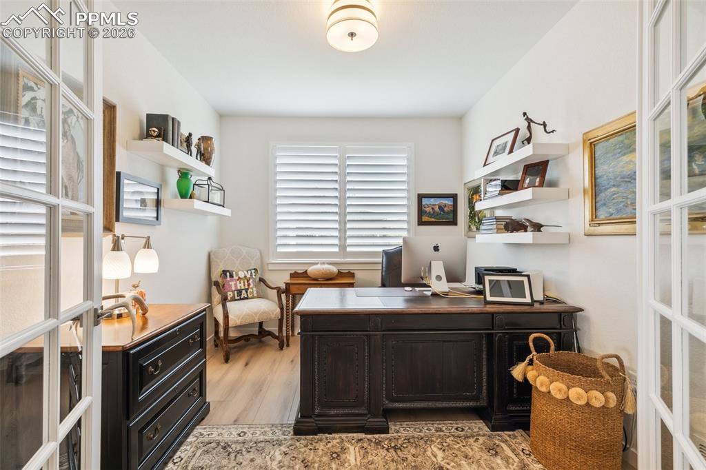 Image 19 of 37: Office