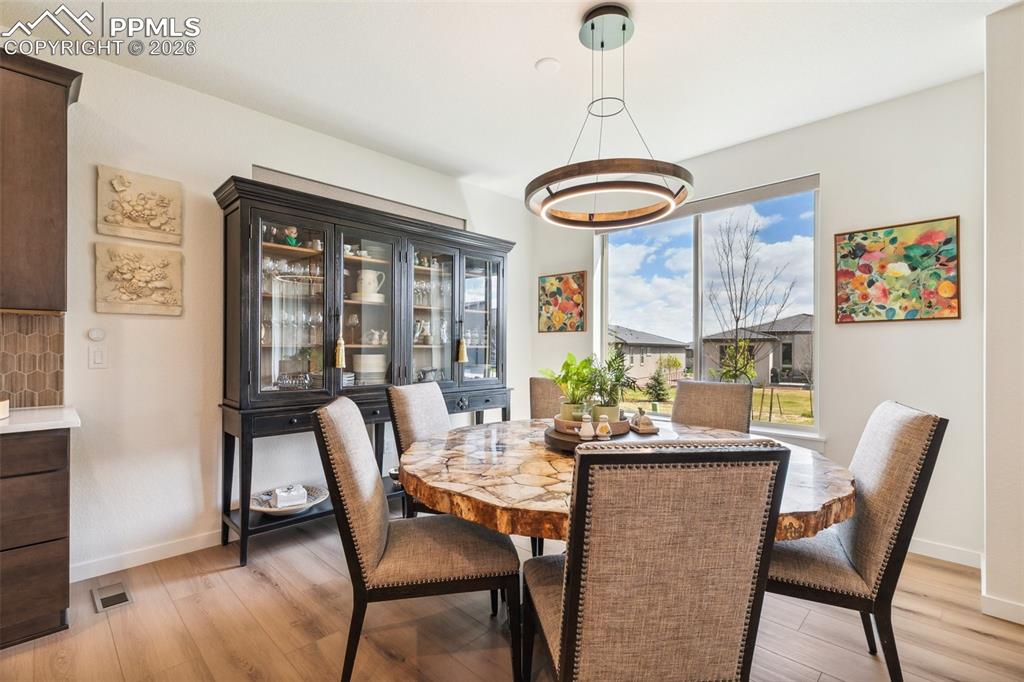 Image 23 of 37: Dining Area