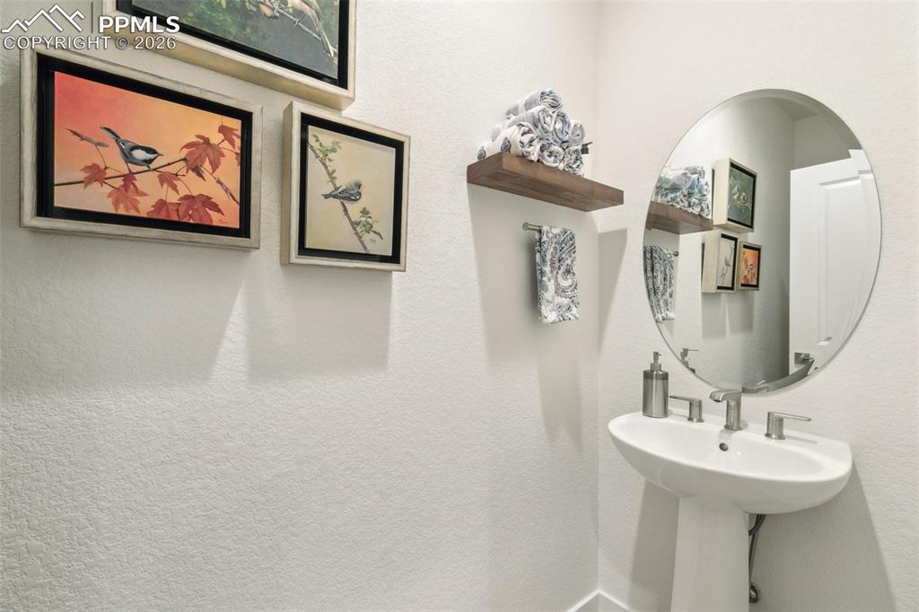 Image 33 of 37: Bathroom