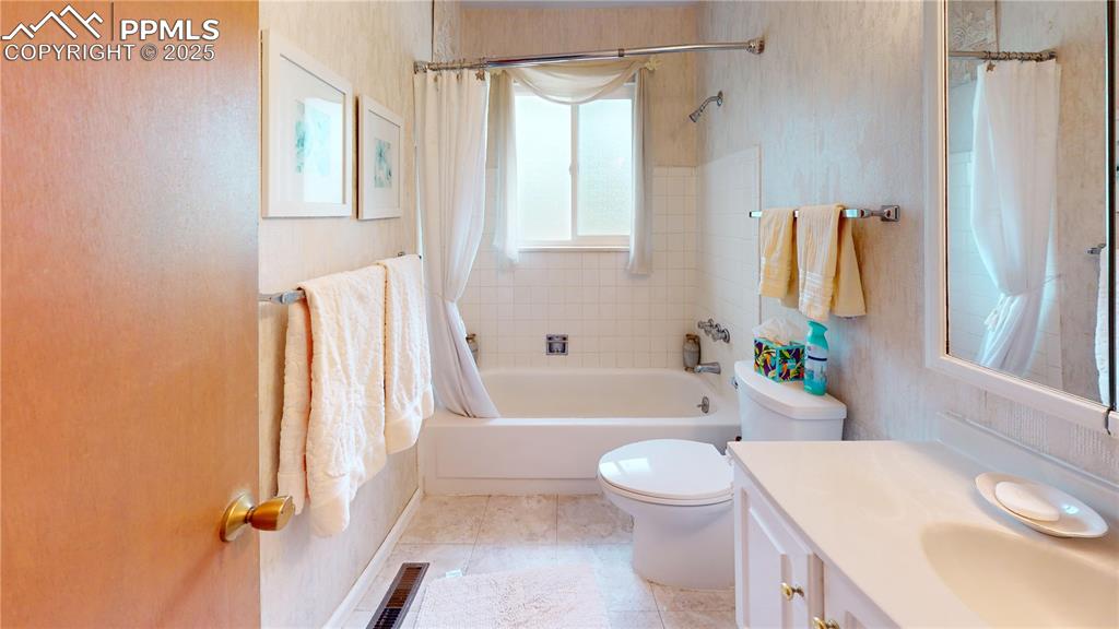 Image 35 of 44: Bathroom