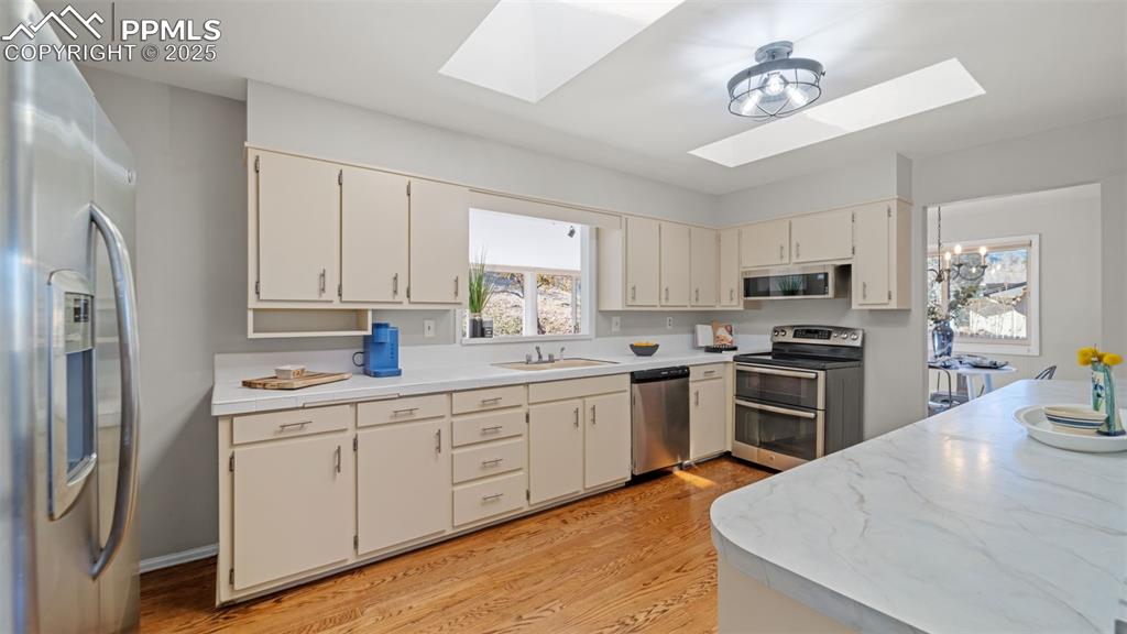 Image 14 of 47: Kitchen