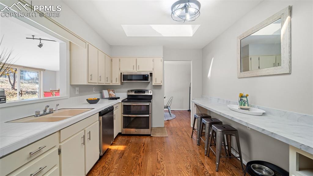 Image 15 of 47: Kitchen