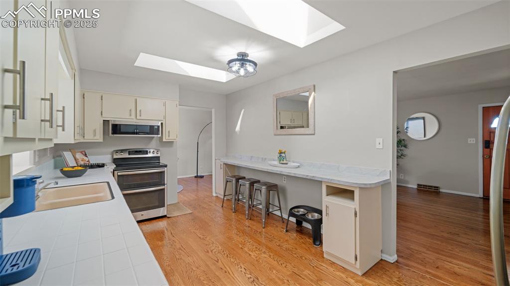 Image 16 of 47: Kitchen