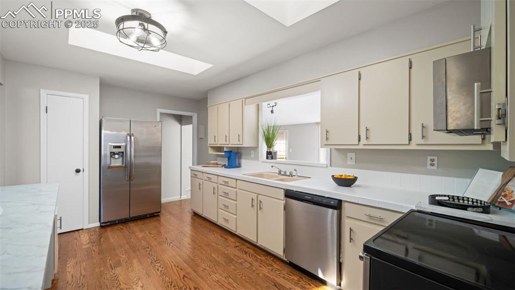 Image 17 of 47: Kitchen