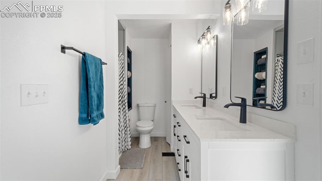 Image 29 of 47: Bathroom