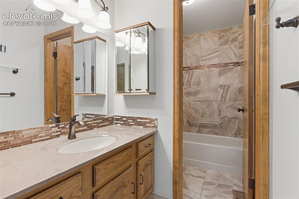 Image 17 of 26: Bathroom