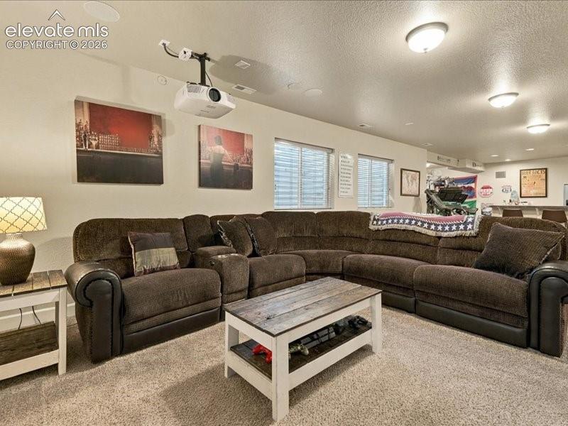 Image 43 of 50: Recessed ceiling lights, projection system, two windows with blinds, built-