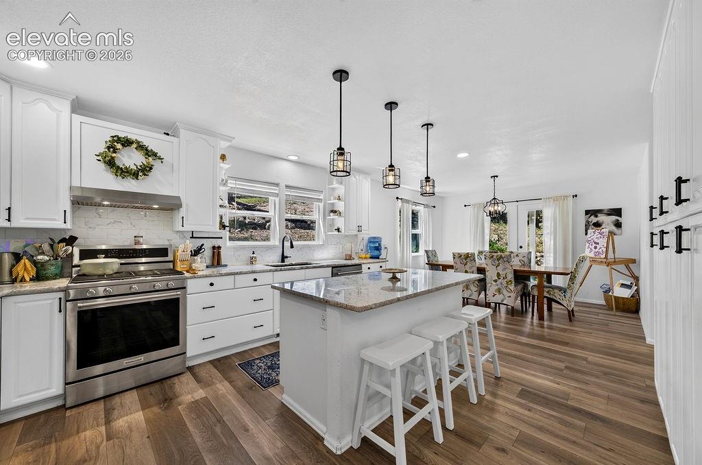 Image 16 of 50: Kitchen