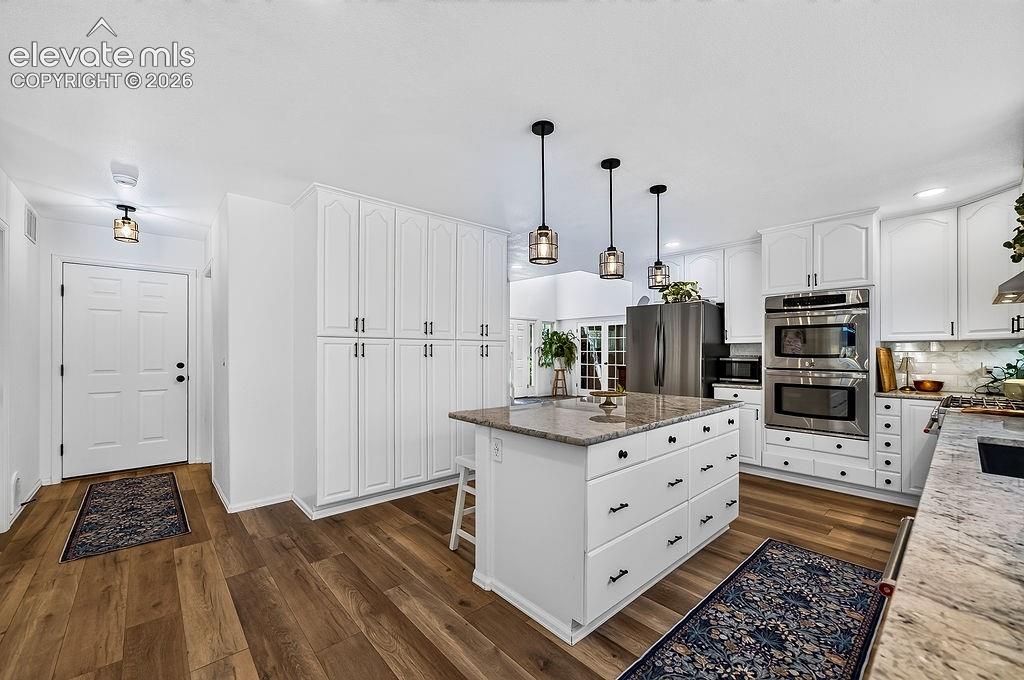 Image 18 of 50: Kitchen