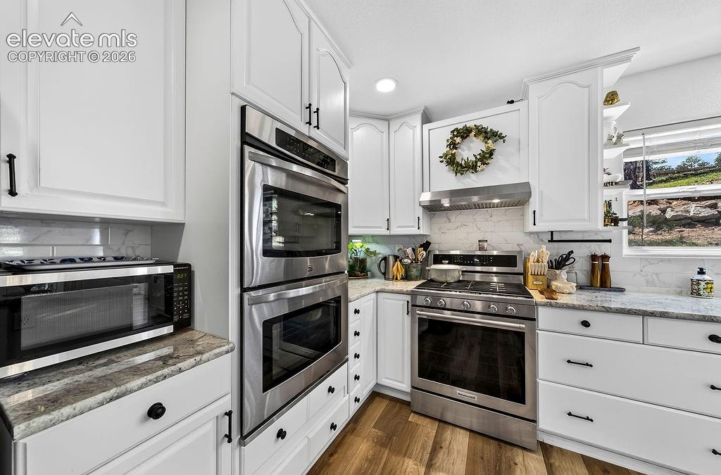 Image 20 of 50: Gas oven/range