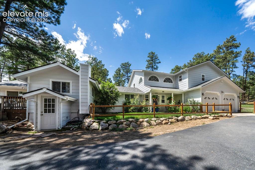 Image 3 of 50: Front of home, with additional living quarters on left side