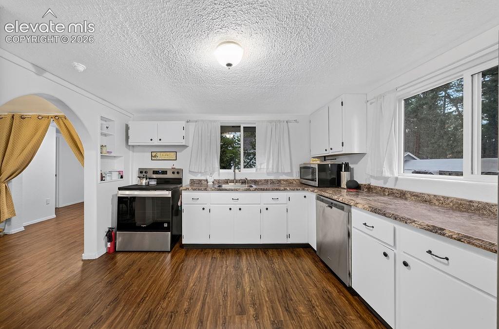 Image 40 of 50: Guest house- Kitchen