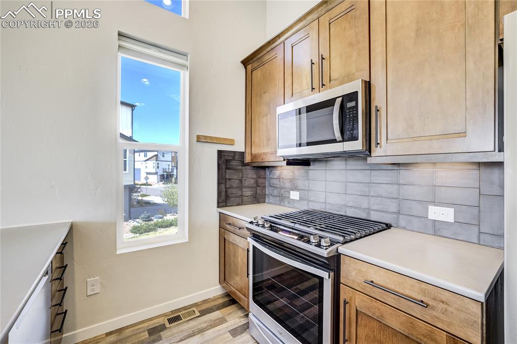 Image 19 of 48: Kitchen