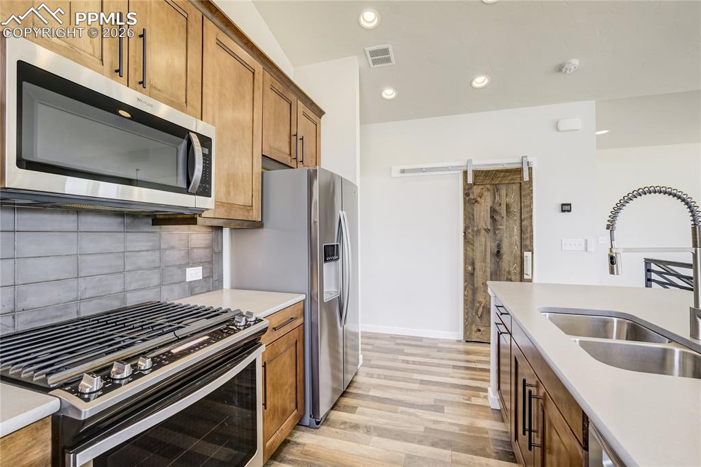 Image 21 of 48: Kitchen