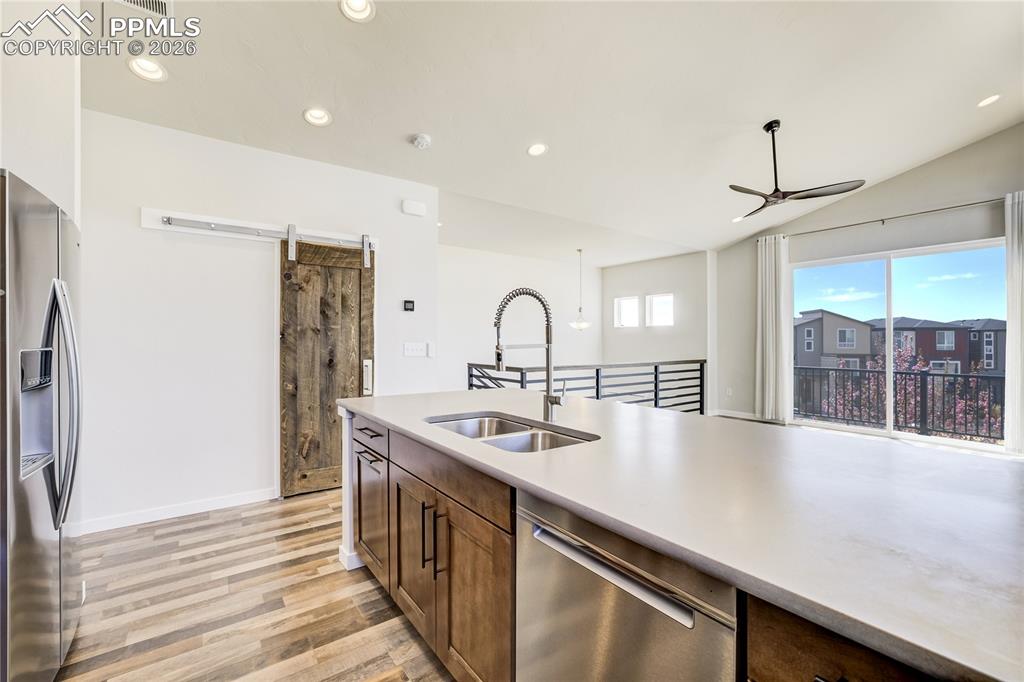 Image 22 of 48: Kitchen