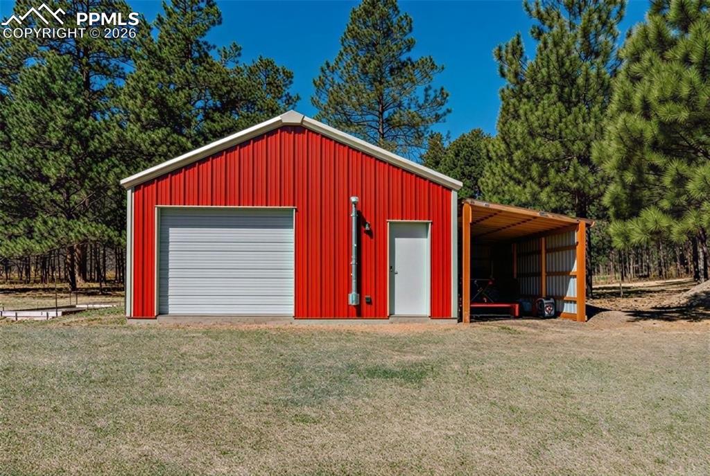 Image 10 of 42: Garage
