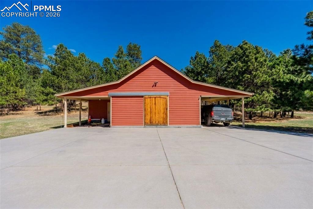 Image 12 of 42: Garage