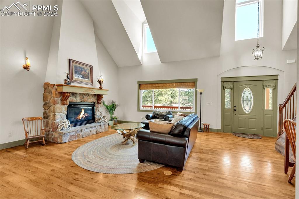 Image 18 of 42: Living Room