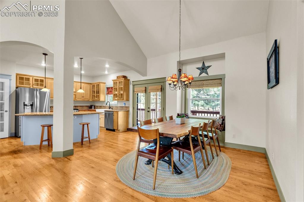 Image 19 of 42: Dining Area