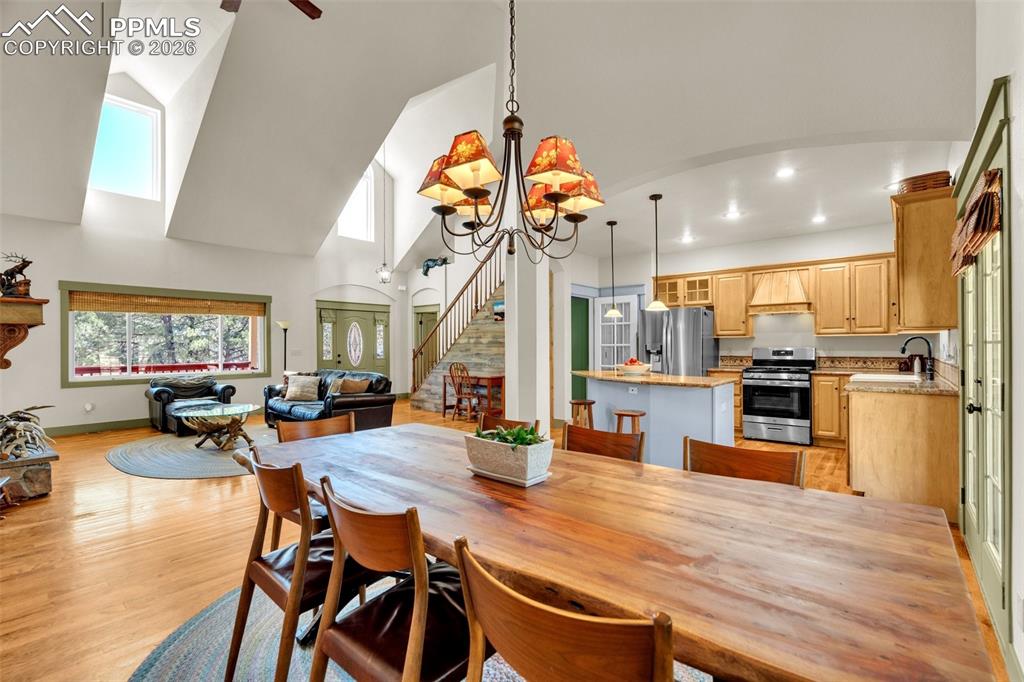 Image 20 of 42: Dining Area