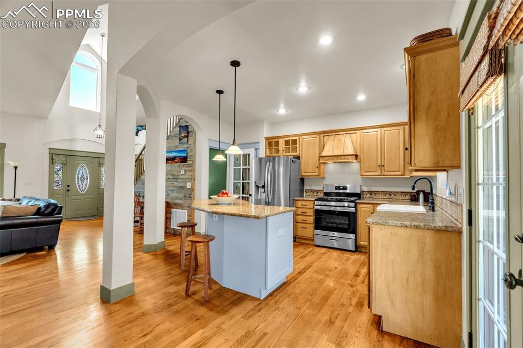 Image 21 of 42: Kitchen