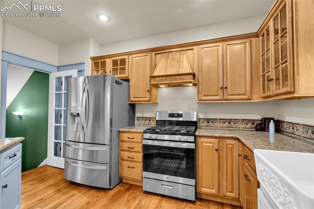 Image 23 of 42: Kitchen
