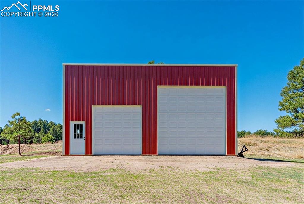 Image 9 of 42: Garage