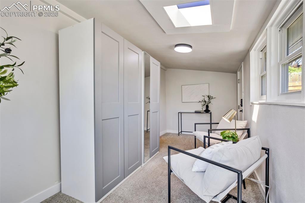 Image 19 of 36: Office