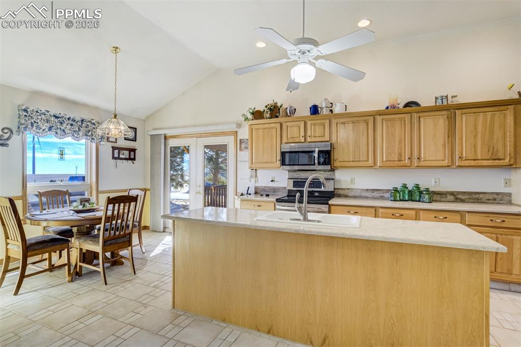 Image 21 of 49: Kitchen