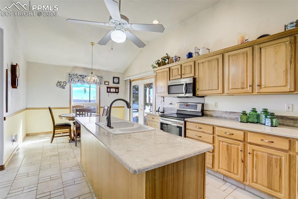 Image 22 of 49: Kitchen