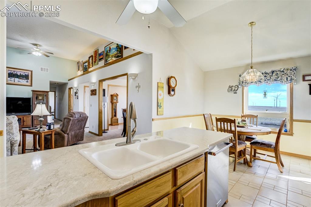 Image 23 of 49: Kitchen