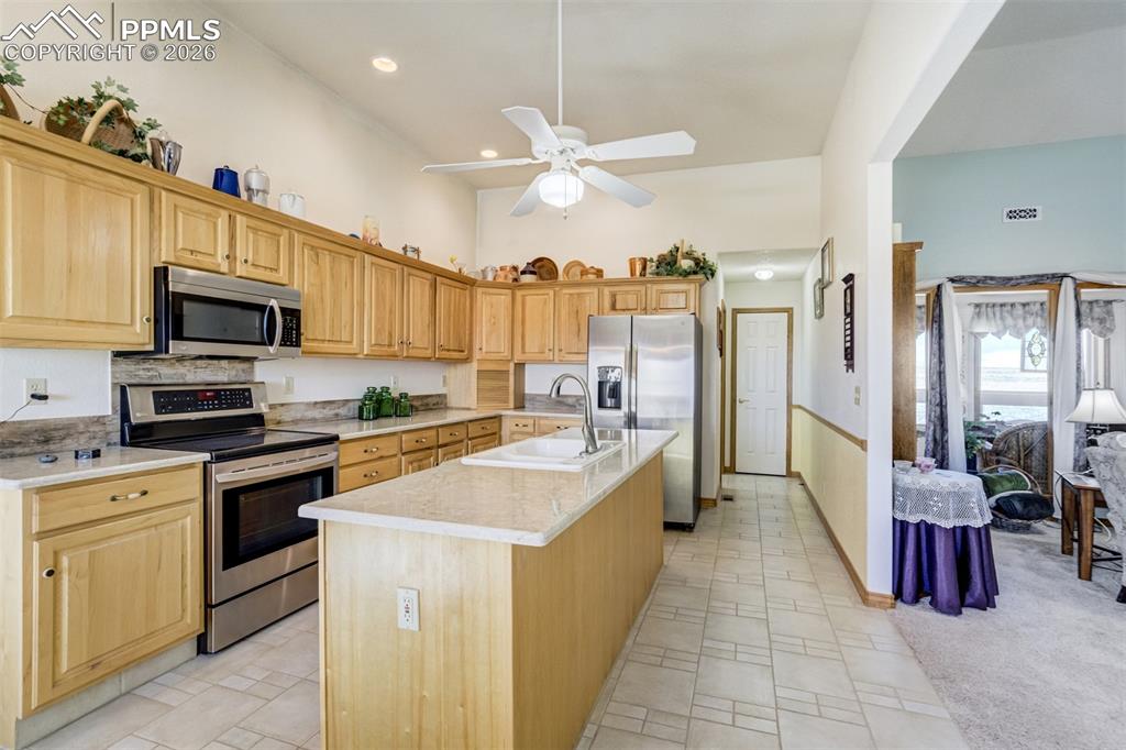 Image 25 of 49: Kitchen