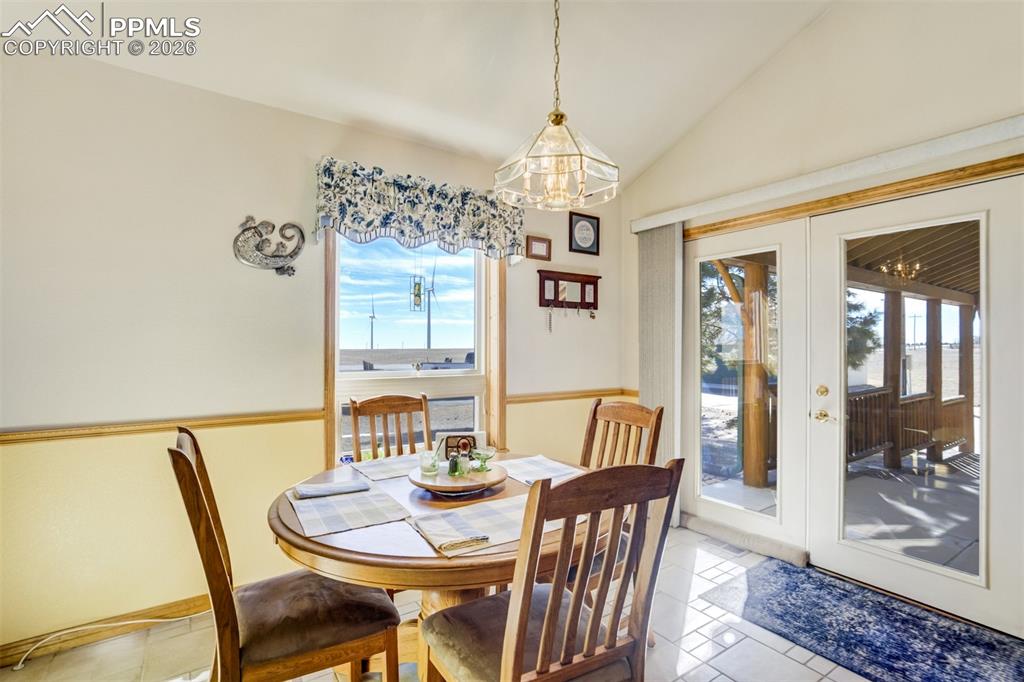 Image 26 of 49: Dining Area