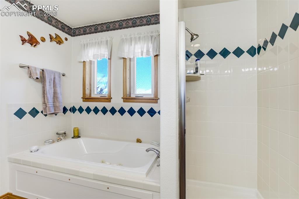 Image 34 of 49: Bathroom