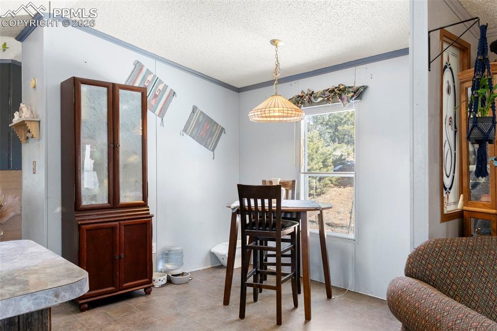 Image 11 of 32: Dining Area