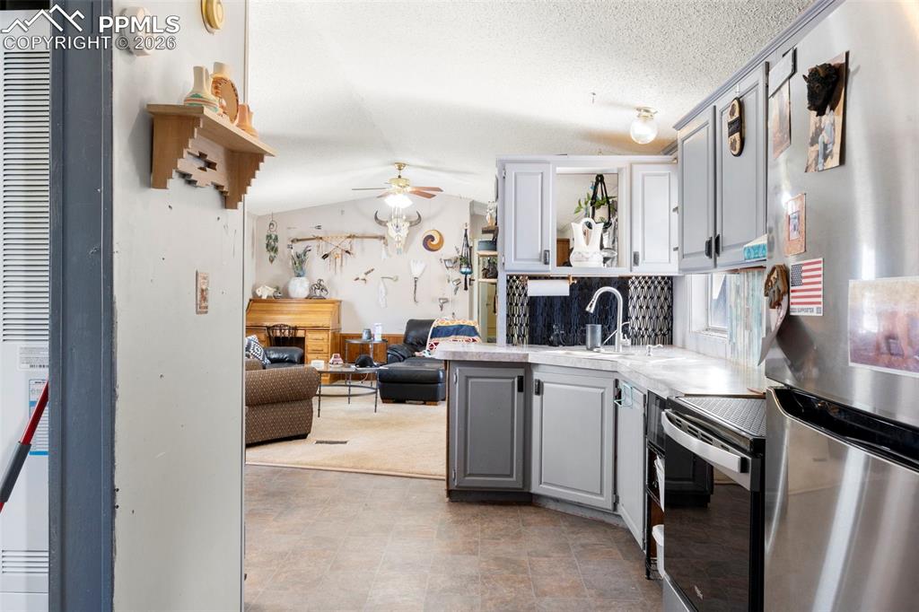 Image 12 of 32: Kitchen