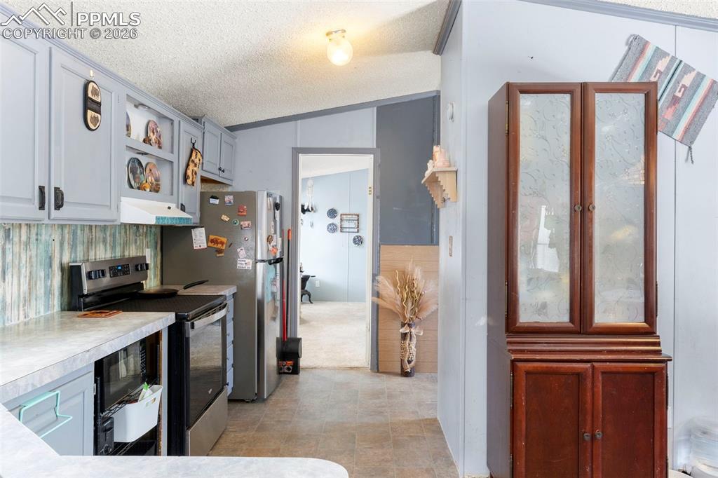 Image 13 of 32: Kitchen