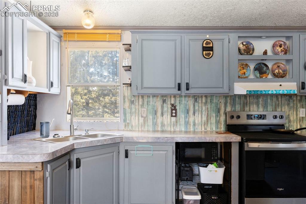 Image 14 of 32: Kitchen