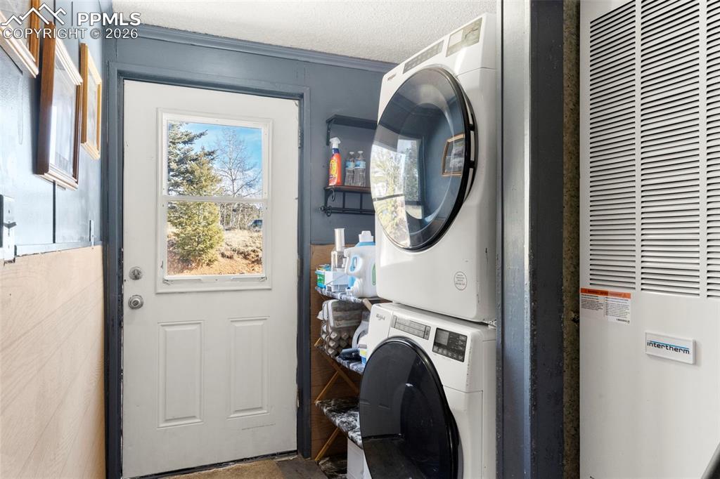 Image 15 of 32: Laundry