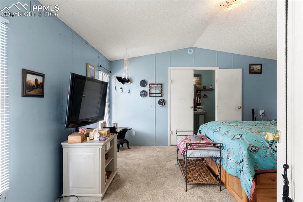 Image 16 of 32: Bedroom